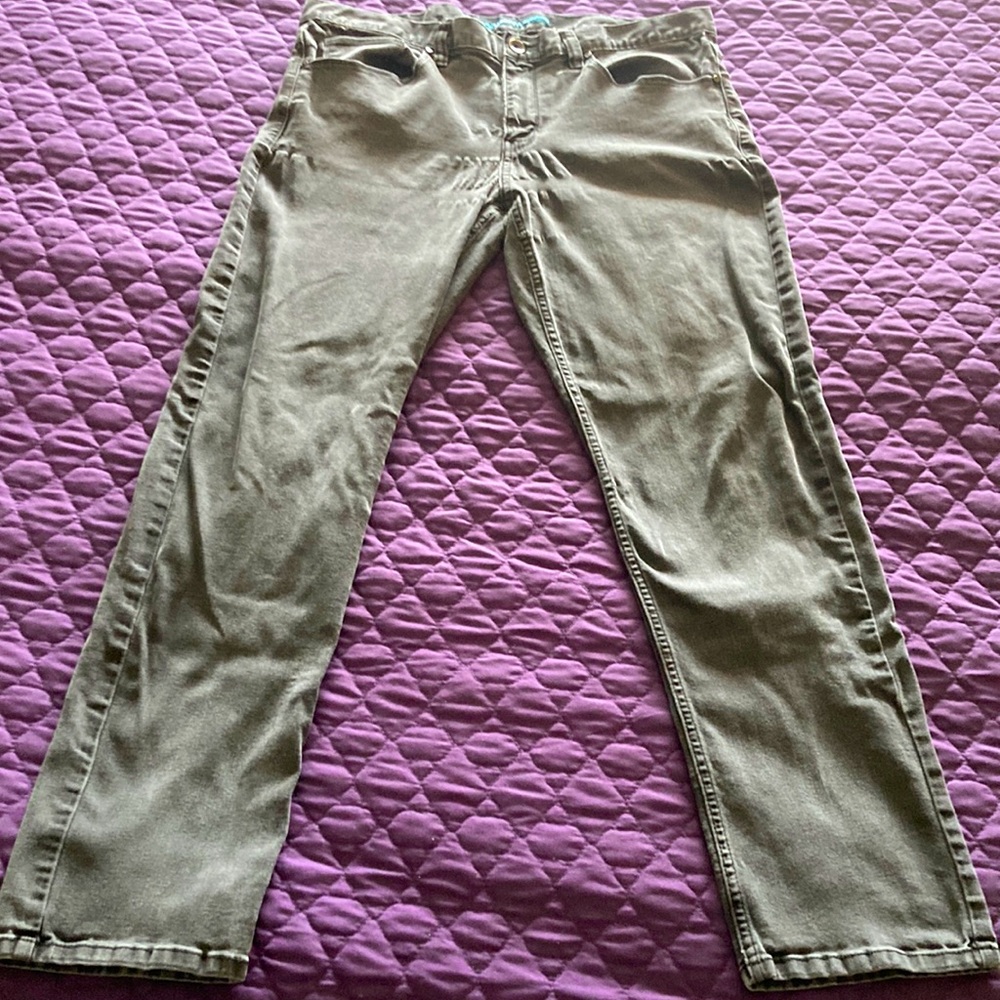 Men’s skinny light black Perry Ellis Jeans size 36/32 gently used.